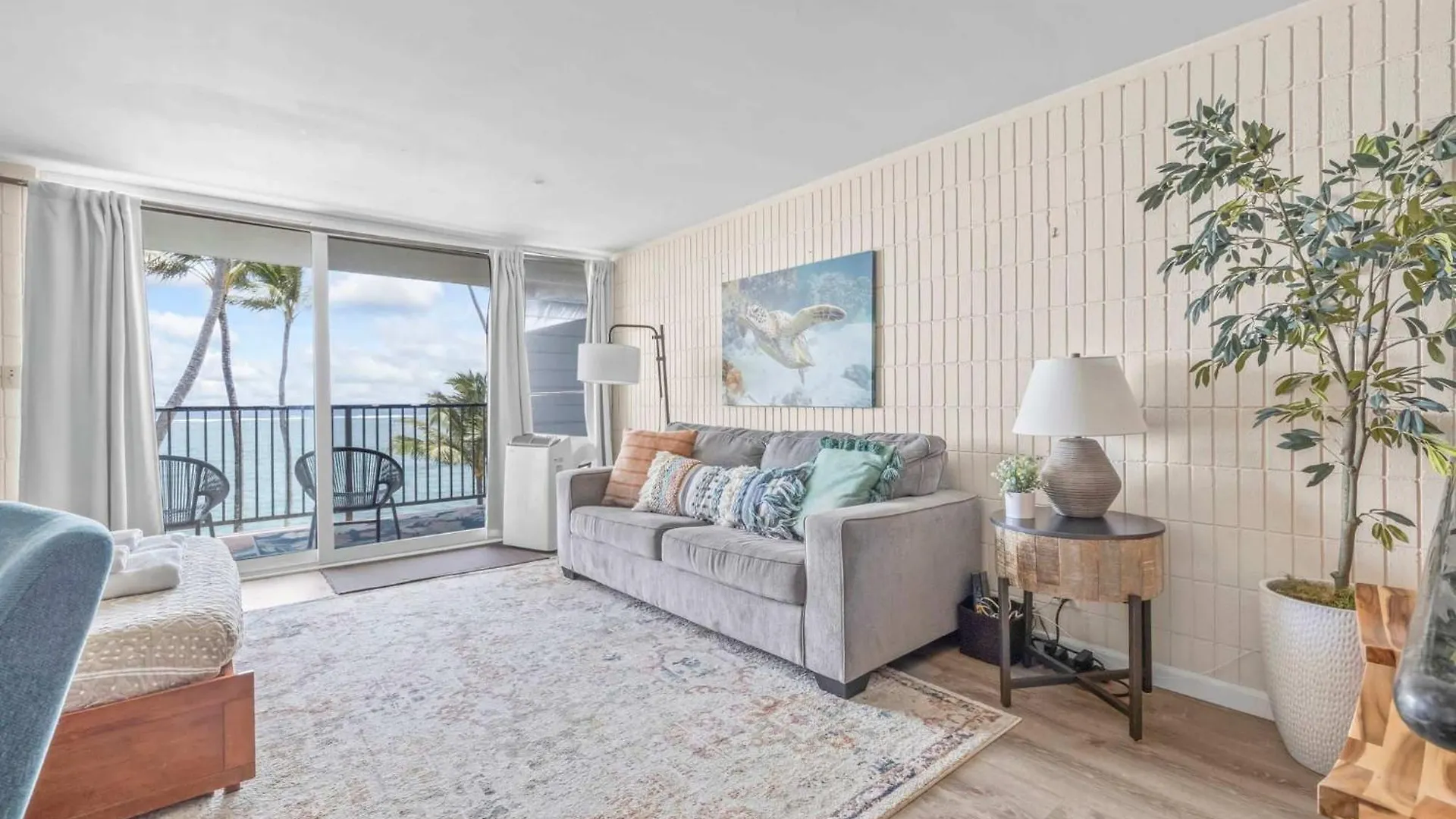 Condo On Beach With Ac Laie